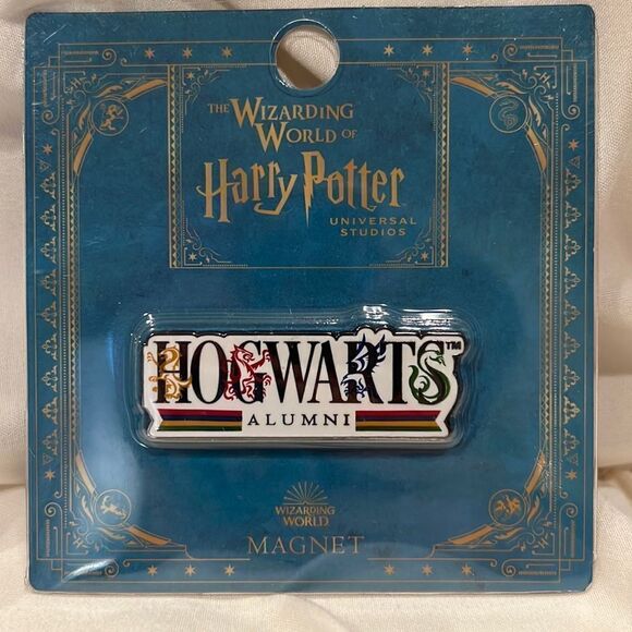 Universal Studios X Harry Potter Hogwarts Alumni Magnet from the park NEW - Picture 1 of 4